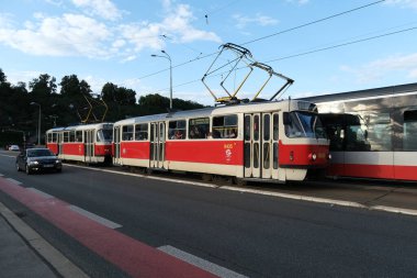 27 Temmuz 2022 'de Çek Cumhuriyeti' nin Prag şehrinde rayların üzerindeki klasik tramvay.