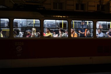 27 Temmuz 2022 'de Çek Cumhuriyeti' nin Prag şehrinde rayların üzerindeki klasik tramvay.