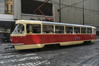 27 Temmuz 2022 'de Çek Cumhuriyeti' nin Prag şehrinde rayların üzerindeki klasik tramvay.