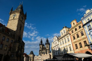 Çek Cumhuriyeti 'nin Prag kentindeki ünlü Old Town Meydanı' nda 26 Temmuz 2022 'de bir grup turist yürüyor..