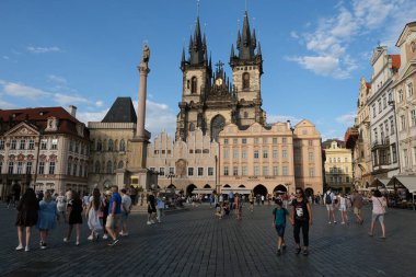 Çek Cumhuriyeti 'nin Prag kentindeki ünlü Old Town Meydanı' nda 26 Temmuz 2022 'de bir grup turist yürüyor..