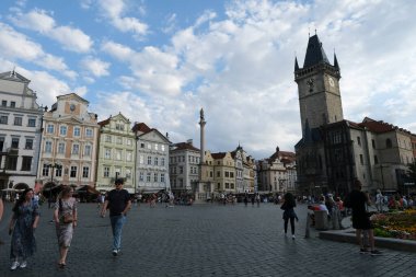 Çek Cumhuriyeti 'nin Prag kentindeki ünlü Old Town Meydanı' nda 26 Temmuz 2022 'de bir grup turist yürüyor..