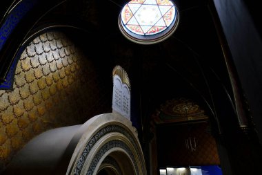 27 Temmuz 2022 'de Çek Cumhuriyeti Prag' daki Kudüs Sinagogu olarak da bilinen Jubilee Sinagogu 'nun iç manzarası.