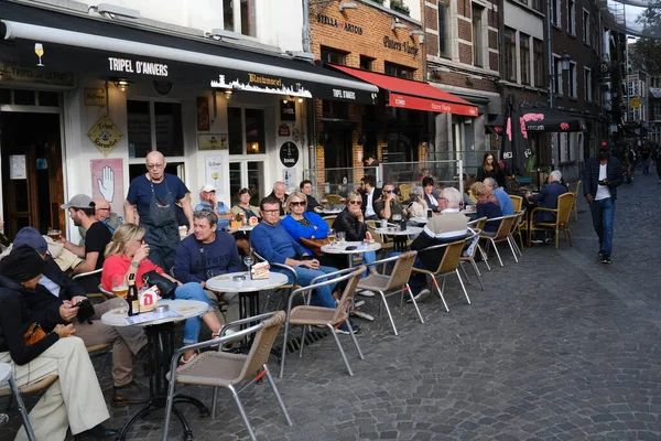 Pessoas Sentam Terraço Café Durante Dia Ensolarado Centro Antuérpia Bélgica — Fotografia de Stock