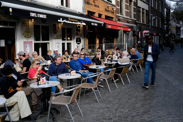 Emberek Egy Kávézó Teraszán Ülnek Egy Napos Napon Antwerpen Belvárosában — Stock Fotó