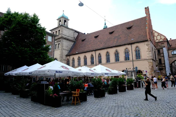 Pessoas Sentam Terraço Café Durante Dia Ensolarado Centro Nuremberga Alemanha — Fotografia de Stock