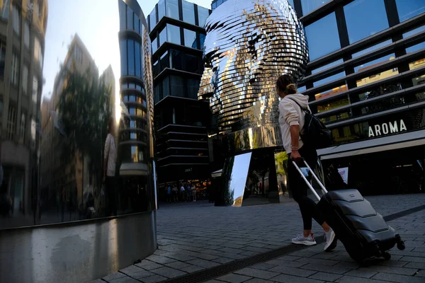 관광객들은 프란츠 카프카의 머리를 방문하는데 2022 프라하 중심에 조각품으로 도알려져 — 스톡 사진