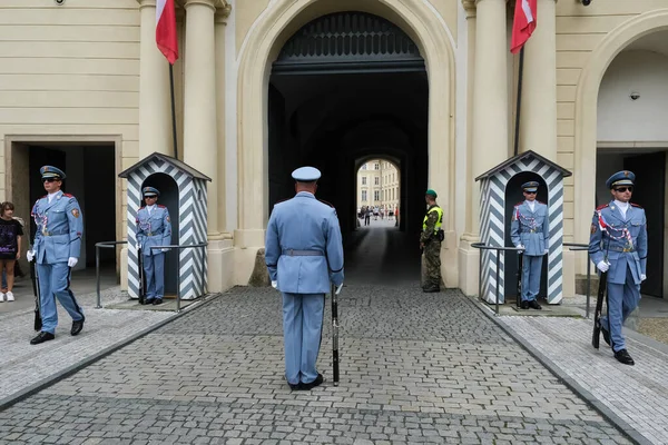 2022年7月27日在捷克共和国布拉格更换警卫仪式期间 警卫室里的总统卫队士兵 — 图库照片
