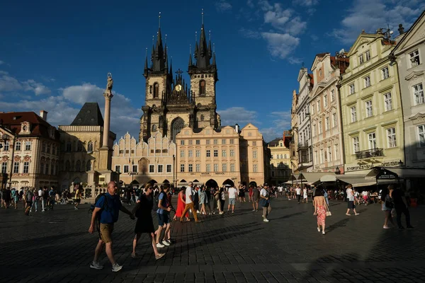 Multidão Turistas Caminhando Famosa Praça Cidade Velha Praga República Checa — Fotografia de Stock