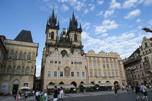 Multidão Turistas Caminhando Famosa Praça Cidade Velha Praga República Checa — Fotografia de Stock