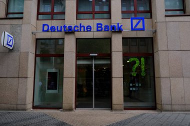 Almanya 'nın Nuremberg kentindeki Deutsche Bank şubesinin 23 Temmuz 2022 tarihli dış görünümü.