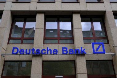 Almanya 'nın Nuremberg kentindeki Deutsche Bank şubesinin 23 Temmuz 2022 tarihli dış görünümü.