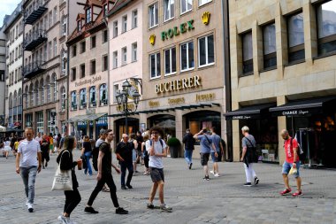 23 Temmuz 2022 'de Almanya' nın Nuremberg şehrinde insanlar yürür..