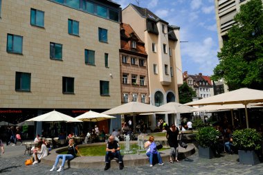 23 Temmuz 2022 'de Almanya' nın Nuremberg şehrinde insanlar yürür..