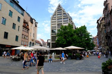 23 Temmuz 2022 'de Almanya' nın Nuremberg şehrinde insanlar yürür..