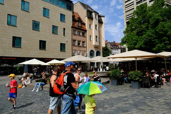 Menschen Gehen Juli 2022 Durch Die Nürnberger Innenstadt — Stockfoto