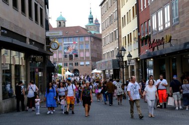 23 Temmuz 2022 'de Almanya' nın Nuremberg şehrinde insanlar yürür..