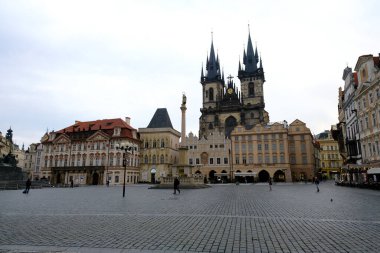 Çek Cumhuriyeti 'nin Prag şehrinde 8 Ekim 2022' de güneş ışığı gören bir meydanda.
