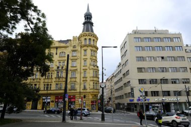 8 Ekim 2022 'de Çek Cumhuriyeti Prag' ın merkezindeki caddelerde arabalar.