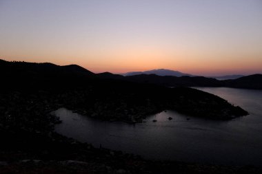 Yunanistan 'ın Symi limanının panoramik manzarası 2 Ağustos 2022.