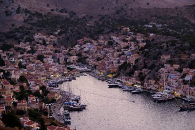 Yunanistan 'ın Symi limanının panoramik manzarası 2 Ağustos 2022.