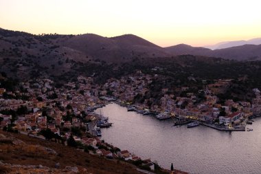 Yunanistan 'ın Symi limanının panoramik manzarası 2 Ağustos 2022.