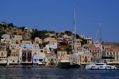 5 Ağustos 2022 'de Yunanistan' ın Symi limanının görüntüsü.