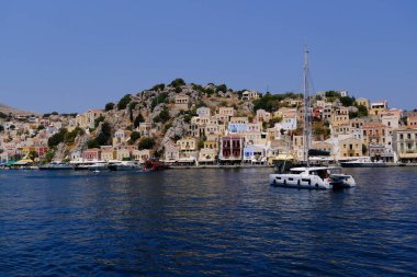 5 Ağustos 2022 'de Yunanistan' ın Symi limanının görüntüsü.