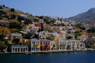 5 Ağustos 2022 'de Yunanistan' ın Symi limanının görüntüsü.
