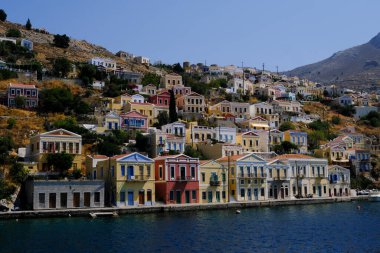 5 Ağustos 2022 'de Yunanistan' ın Symi limanının görüntüsü.