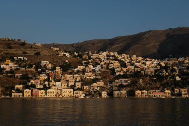 5 Ağustos 2022 'de Yunanistan' ın Symi limanının görüntüsü.