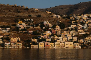 5 Ağustos 2022 'de Yunanistan' ın Symi limanının görüntüsü.