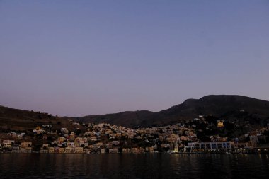5 Ağustos 2022 'de Yunanistan' ın Symi limanının görüntüsü.