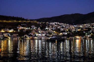5 Ağustos 2022 'de Yunanistan' ın Symi limanının görüntüsü.