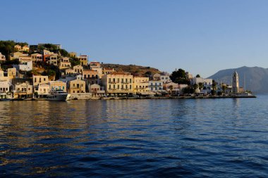 5 Ağustos 2022 'de Yunanistan' ın Symi limanının görüntüsü.