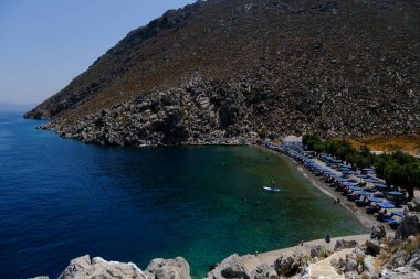 İnsanlar 30 Temmuz 2022 'de Yunanistan' ın Saint Nicholas Plajı 'nda denizin keyfini çıkarıyorlar..