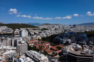 Atina şehrinin 15 Ağustos 2022 'de Yunanistan' ın en kalabalık bölgesini gösteren bir insansız hava aracı görüntüsü.