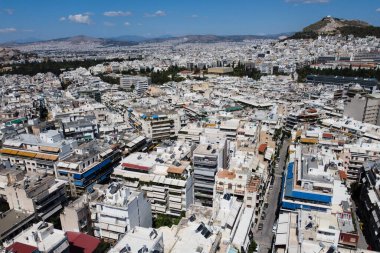 Atina şehrinin 15 Ağustos 2022 'de Yunanistan' ın en kalabalık bölgesini gösteren bir insansız hava aracı görüntüsü.