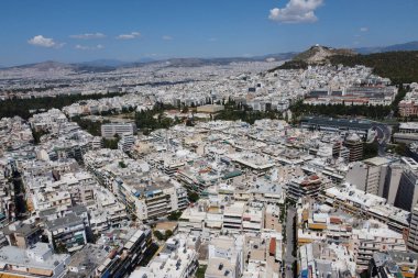 Atina şehrinin 15 Ağustos 2022 'de Yunanistan' ın en kalabalık bölgesini gösteren bir insansız hava aracı görüntüsü.