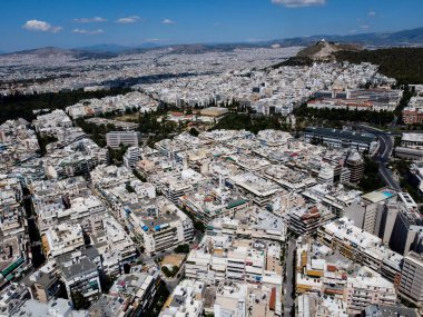 Atina şehrinin 15 Ağustos 2022 'de Yunanistan' ın en kalabalık bölgesini gösteren bir insansız hava aracı görüntüsü.