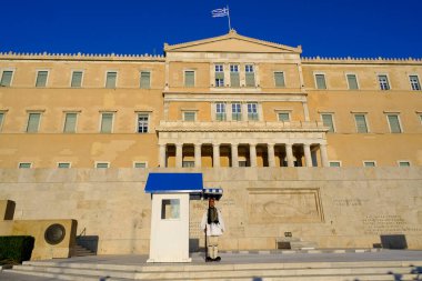 Cumhurbaşkanlığı muhafızları 15 Ağustos 2022 'de Yunanistan' ın Atina kentindeki Meçhul Asker Mezarı önünde nöbet değişimi gerçekleştirdiler..