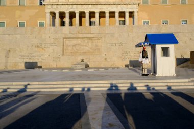 Cumhurbaşkanlığı muhafızları 15 Ağustos 2022 'de Yunanistan' ın Atina kentindeki Meçhul Asker Mezarı önünde nöbet değişimi gerçekleştirdiler..