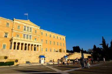 Cumhurbaşkanlığı muhafızları 15 Ağustos 2022 'de Yunanistan' ın Atina kentindeki Meçhul Asker Mezarı önünde nöbet değişimi gerçekleştirdiler..