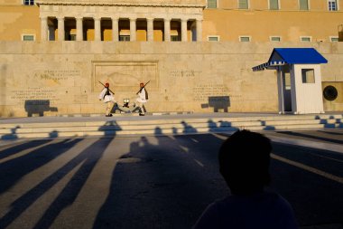 Cumhurbaşkanlığı muhafızları 15 Ağustos 2022 'de Yunanistan' ın Atina kentindeki Meçhul Asker Mezarı önünde nöbet değişimi gerçekleştirdiler..