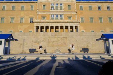 Cumhurbaşkanlığı muhafızları 15 Ağustos 2022 'de Yunanistan' ın Atina kentindeki Meçhul Asker Mezarı önünde nöbet değişimi gerçekleştirdiler..