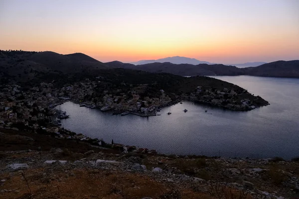 Yunanistan 'ın Symi limanının panoramik manzarası 2 Ağustos 2022.