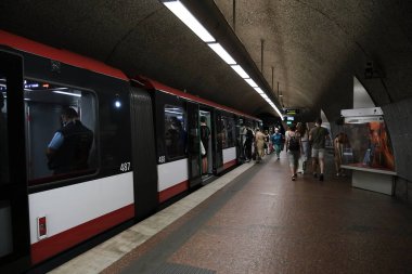 23 Temmuz 2022 'de Almanya' nın Nuremberg kentindeki bir metro istasyonunda bekleyenler var..