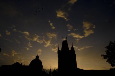 Çek Cumhuriyeti 'nin Prag kentindeki Vltava Nehri' ni geçen bir ortaçağ taş kemer köprüsü olan Charles Köprüsü, 8 Ekim 2022.