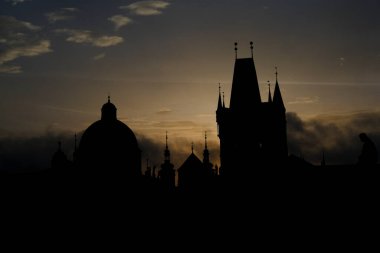 Çek Cumhuriyeti 'nin Prag kentindeki Vltava Nehri' ni geçen bir ortaçağ taş kemer köprüsü olan Charles Köprüsü, 8 Ekim 2022.