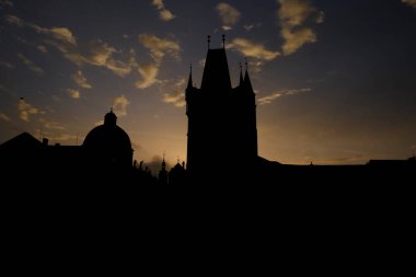 Çek Cumhuriyeti 'nin Prag kentindeki Vltava Nehri' ni geçen bir ortaçağ taş kemer köprüsü olan Charles Köprüsü, 8 Ekim 2022.